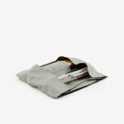 Quechua TABLE DE CAMPING COMPACTE 4/6 PERSONNES - PLATEAU BOIS - POCHE DE RANGEMENT 13 Quechua TABLE DE CAMPING COMPACTE 4/6 PERSONNES - PLATEAU BOIS - POCHE DE RANGEMENT -Camping En Plein Air Boutique table de camping compacte 46 personnes plateau bois poche de rangement 3